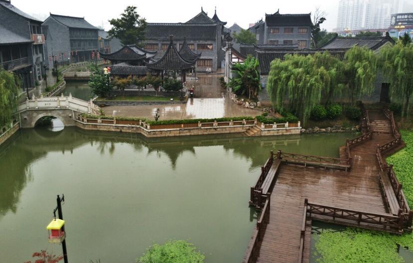 救援困倦的男孩
